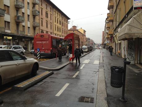 Ciclabili leggere. Ecco come fanno a Bologna le piste che costano pochissimo e che spazzano via la doppia fila