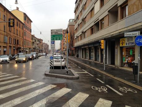 Ciclabili leggere. Ecco come fanno a Bologna le piste che costano pochissimo e che spazzano via la doppia fila