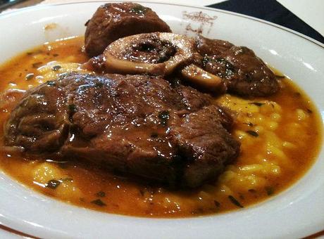 Risotto_alla_milanese_con_ossobuco_di_vitello_piemontese_(4520611482)