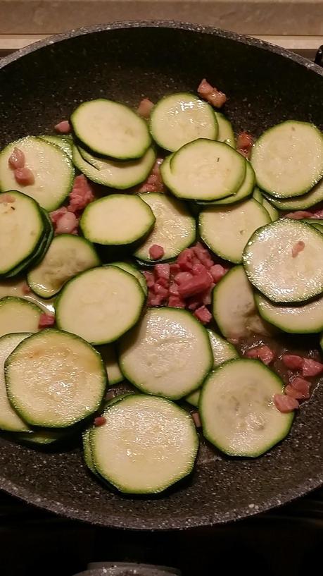 Torta salata di zucchine e pancetta affumicata chiusa