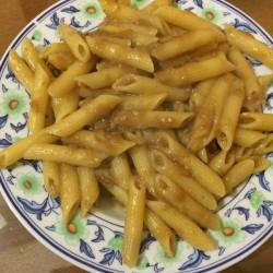 Involtini di crepes ai carciofi, Pennete in salsa dorata, Roastbeef in salsa dorata e Palline al cocco pennette dorate