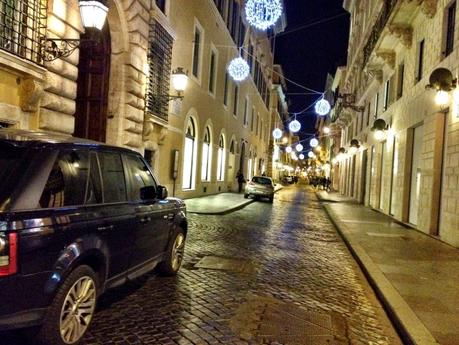 La sosta selvaggia è quella cosa che si manifesta quando l'arredo urbano è fallace. E questi due video lo dimostrano