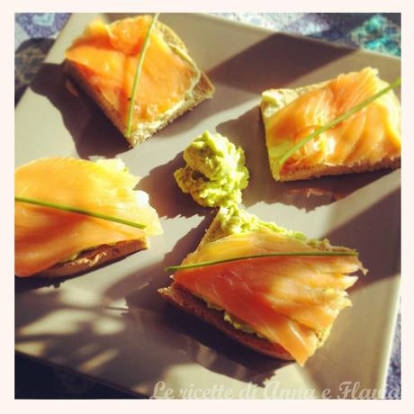 Tartine avocado e salmone