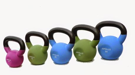 Come allenarsi con le kettlebell, le sfere di ghisa, e ritrovare la forma