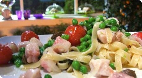 Tagliatelle con pisellini prosciutto e mascarpone