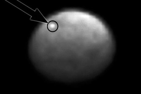 La sonda della NASA Dawn fotografa un oggetto luminoso sulla superficie di Cerere