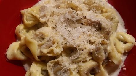 piatto della Festa con il trucco: tortellini alla salsa di Tartufo