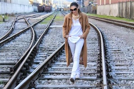 outfit, look, fashion, fashionblogger, isabel garcia, converse, nau, dansk smykkekunst, coat, camel coat, earrings, shoes, pants, sunglasses, shopping, shopping on line, italianblogger, fashionboggeritaliane, outfitoftheday, model, girl, paola buonacara, themorasmoothie