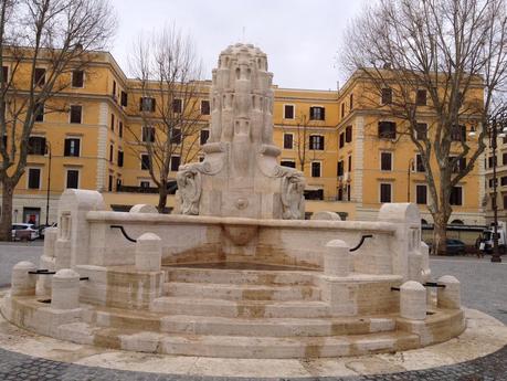 La nuova Piazza Testaccio fa acqua da tutte le parti. Nel vero senso della parola. Video e commenti su un cantiere molto romano