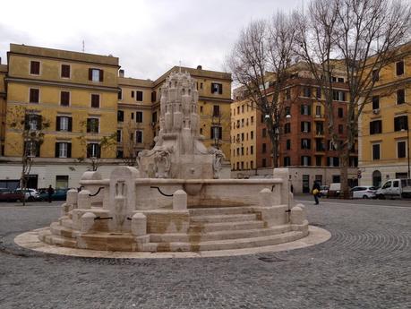 La nuova Piazza Testaccio fa acqua da tutte le parti. Nel vero senso della parola. Video e commenti su un cantiere molto romano