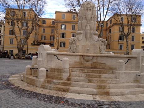 La nuova Piazza Testaccio fa acqua da tutte le parti. Nel vero senso della parola. Video e commenti su un cantiere molto romano