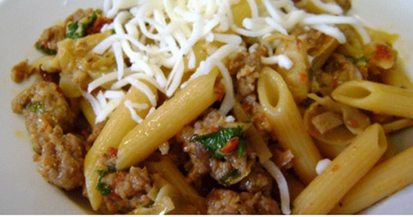 Penne con carciofi e salsiccia