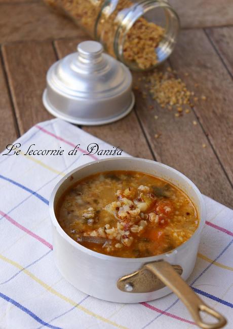 Zuppa vegetale con bulgur e quinoa rossa