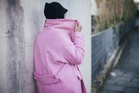 Smilingischic-Sandra Bacci-Le Camp-1005, cappotto rosa, cappello con punte