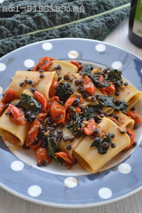 paccheri con cavolo nero e ciliegino