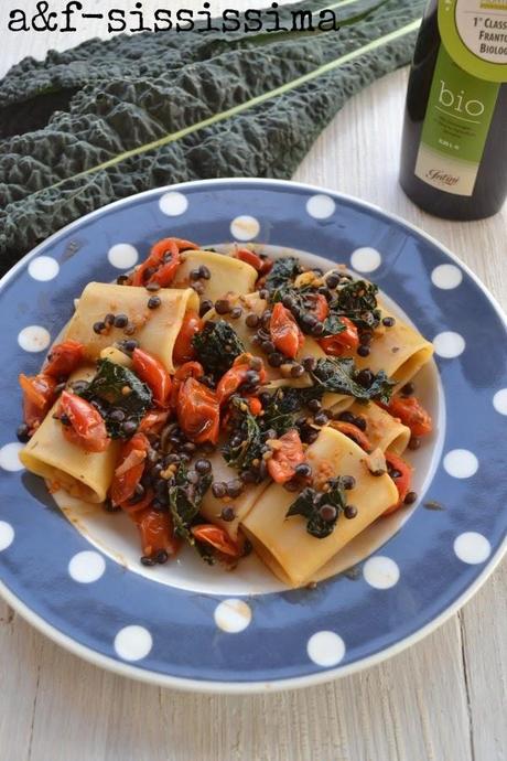 paccheri con cavolo nero e ciliegino