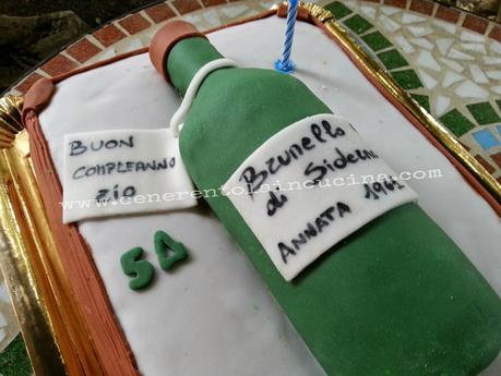 Torta bottiglia di vino in pasta di zucchero.