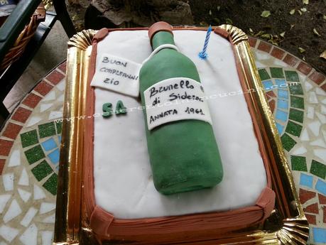 Torta bottiglia di vino in pasta di zucchero.