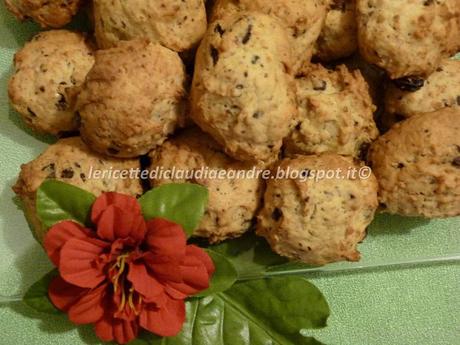 Biscotti del riciclo con banane, arachidi, cioccolato e uvetta, senza uova