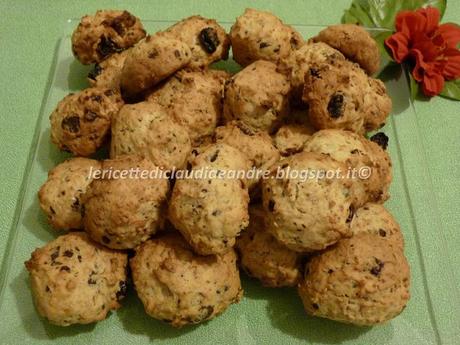 Biscotti del riciclo con banane, arachidi, cioccolato e uvetta, senza uova