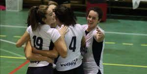 L'esultanza della ragazze della Epikure Luino Volley (Foto © Roberto Ballardin)