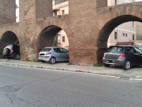 Palmiro Togliatti. Potrebbe essere un polmone verde e un percorso di qualità. E' una favela da non credere. 10 foto per ragionarci su