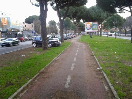 Palmiro Togliatti. Potrebbe essere un polmone verde e un percorso di qualità. E' una favela da non credere. 10 foto per ragionarci su