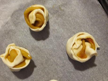 Rose di sfoglia alle mele e miele Rose di sfoglia alle mele e miele