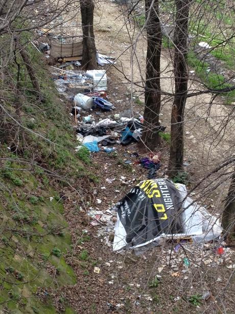 Hanno trasformato le sponde del Tevere in accampamenti e veri e propri
villaggi. E nessuno fa nulla per affrontare la situazione