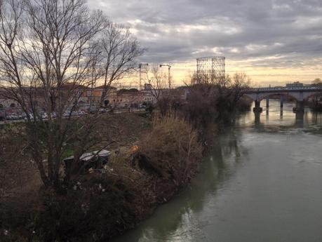 Hanno trasformato le sponde del Tevere in accampamenti e veri e propri
villaggi. E nessuno fa nulla per affrontare la situazione