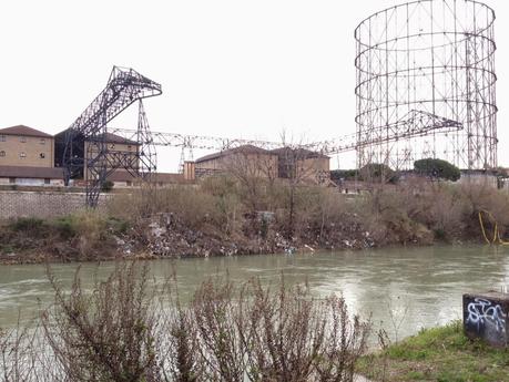 Hanno trasformato le sponde del Tevere in accampamenti e veri e propri
villaggi. E nessuno fa nulla per affrontare la situazione