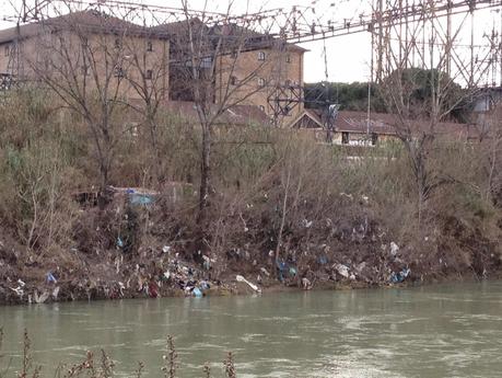 Hanno trasformato le sponde del Tevere in accampamenti e veri e propri
villaggi. E nessuno fa nulla per affrontare la situazione