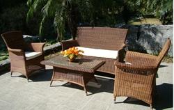 Angolo di giardino con divani in rattan