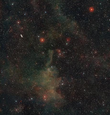 Questa panoramica mostra una zona ricca di sorgenti nella costellazione della Poppa. Al centro si trova lo strano globulo cometario CG4. Si vedono anche altri oggetti interessanti, tra cui alcune galassie a spirale molto più lontane. Questa visione a colori è stata ottenuta a partire da immagini della DSS2 (Digitized Sky Survey 2). Crediti: ESO and Digitized Sky Survey 2