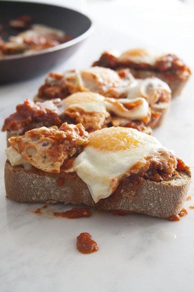 Bruschette con pomodori, peperoni e uova