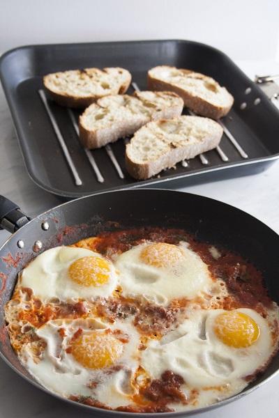 Bruschette con pomodori, peperoni e uova 