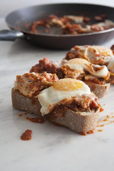 Bruschette con pomodori, peperoni e uova 