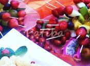 spiedini frutta cioccolato sono decorazione golosa fresca Pranzo piedi Buffet.