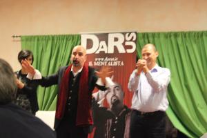 il mentalista Darus durante uno show in provincia di Bergamo