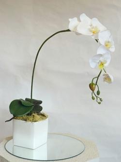 Composizione con orchidee artificiali