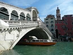 Venezia Scontro tra due vaporetti a Ponte di Rialto