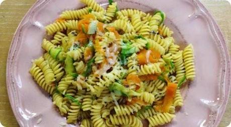 Pasta con tagliatelle di verdure e provola affumicata