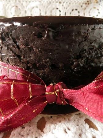 Una Sacher?? No!!! E' un Torta di albumi vestita a festa!!!