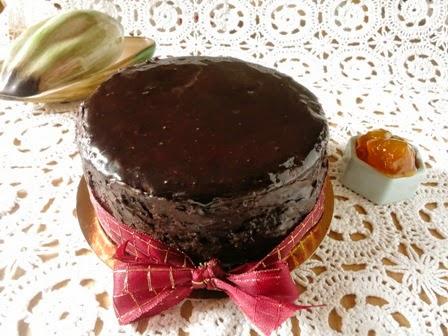 Una Sacher?? No!!! E' un Torta di albumi vestita a festa!!!