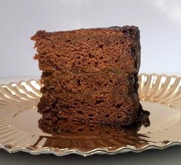 Una Sacher?? No!!! E' un Torta di albumi vestita a festa!!!