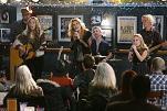 “Nashville foto”: Rayna figlie cantano Bluebird, Deacon visita