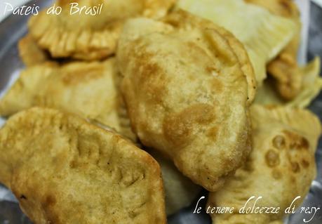 Pastel de queijo, de carne moida, de queijo e presunto, sabor pizza  -  il cibo di strada in Brasile