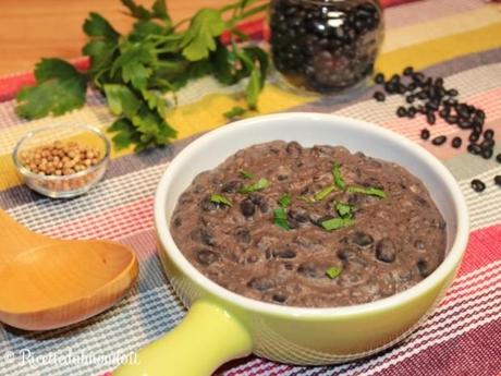 Frijoles refritos (crema di fagioli neri)