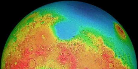 Marte presenta un forte dimorfismo fra i due emisferi: le pianure settentrionali fanno da contrasto agli altopiani (qui evidenziati in giallo e rosso) a sud del pianeta. Crediti: MOLA Science Team.