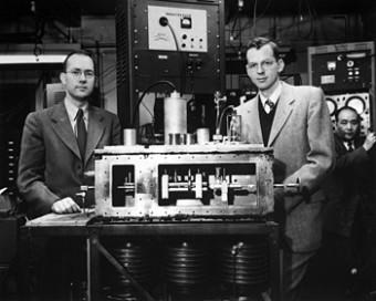 Charles H. Townes (a sinistra) eJames P. Gordon mostrano il secondo amplificatore di microonde, o maser, che costruirono nel 1955 insieme a H. J. Zeiger Credits: American Physical Society)